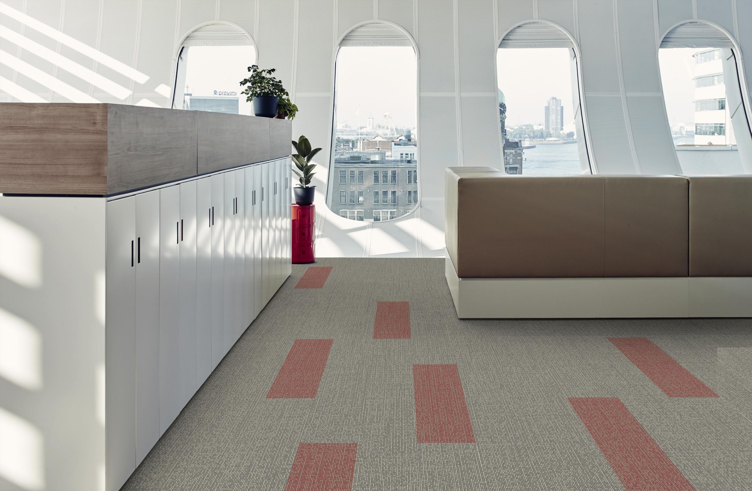 Interface Sashiko Stitch plank carpet tile in workspace with cubicles número de imagen 5